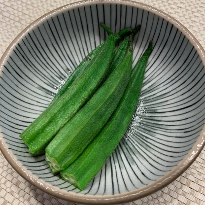 オクラを電子レンジで茹でれるとは知りませんでした。知れてよかったです。これからは鍋じゃなくて電子レンジで調理しようと思います。